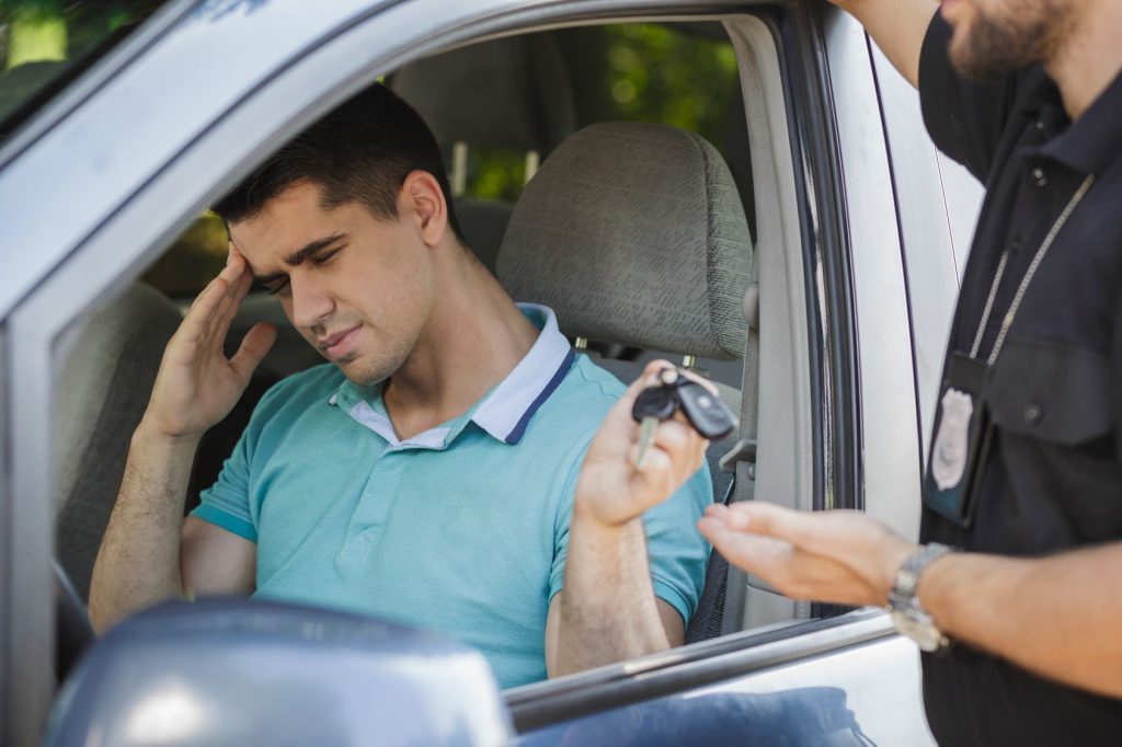 ¿Qué delito o multa hay por conducir coches sin carnet?